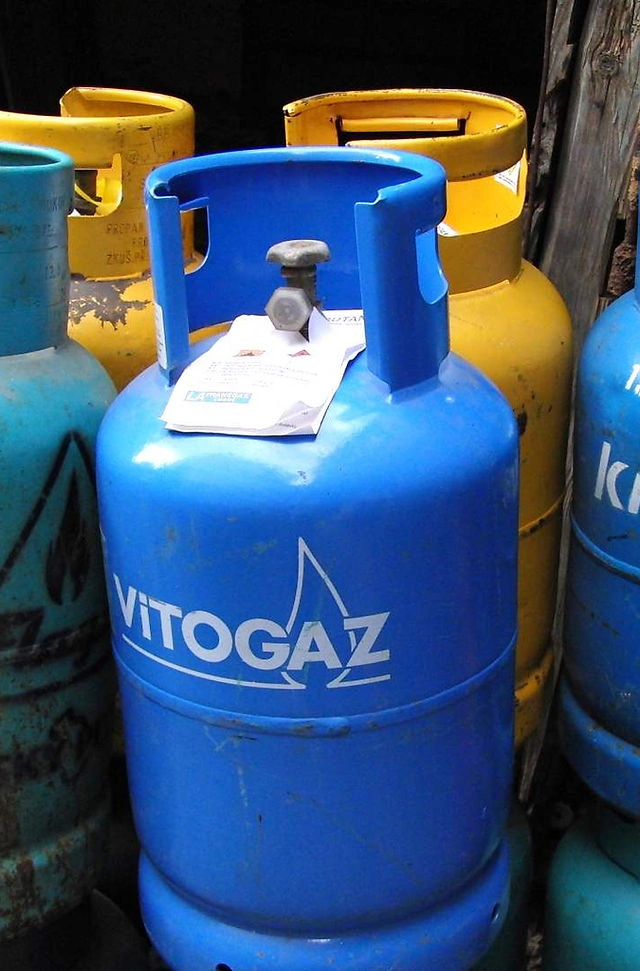 Modrá a žlutá plynová lahev Vitogaz s víčkem na ventilu.