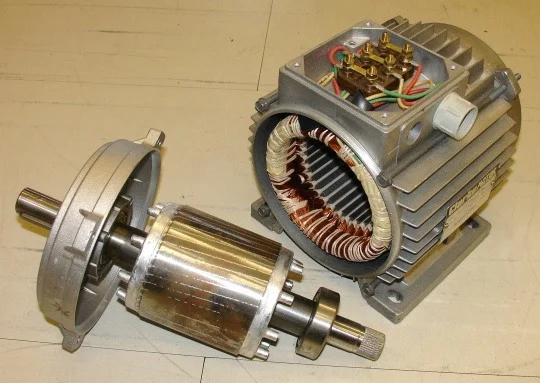 Rozložený elektromotor s viditelnými cívkami pro vysvětlení zapojení hvězda-trojúhelník.