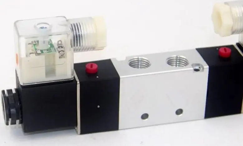 Pneumatikový solenoidový ventil s viditelnou cívkou uvnitř průhledného krytu.