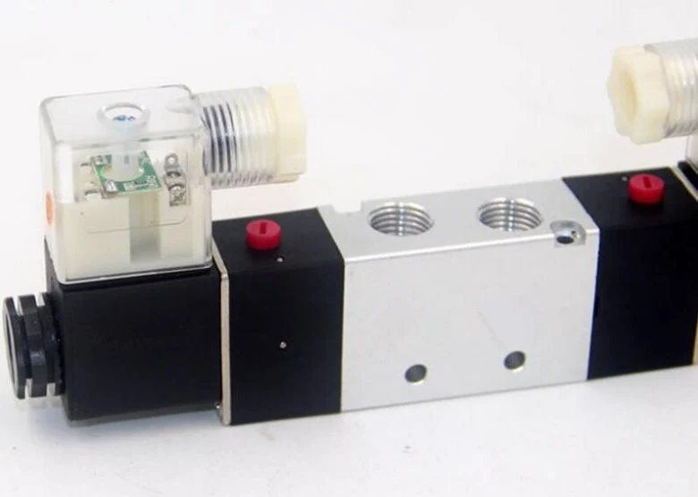 Pneumatikový solenoidový ventil s viditelnou cívkou uvnitř průhledného krytu.
