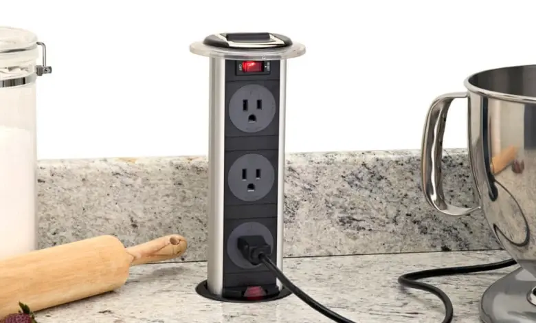 Výtažná zásuvka pod pracovní deskou v kuchyni