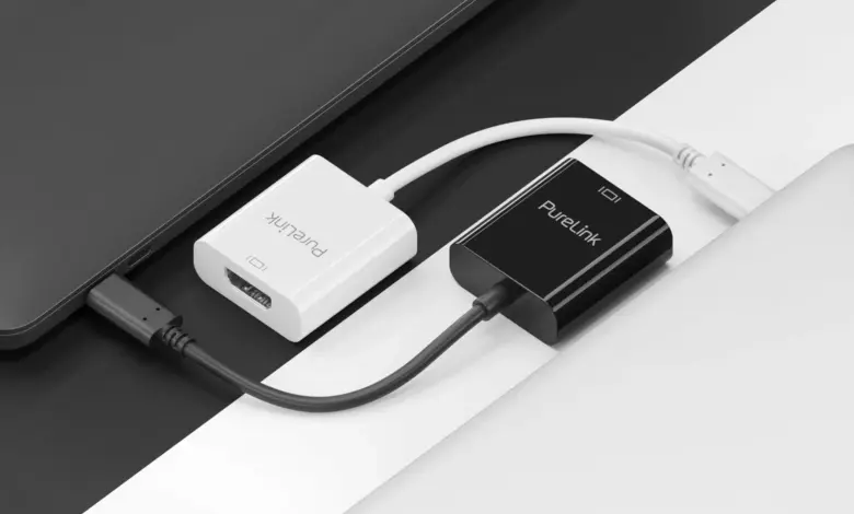 Bílá a černá adaptér HDMI připojené k portu USB-C na notebookech.