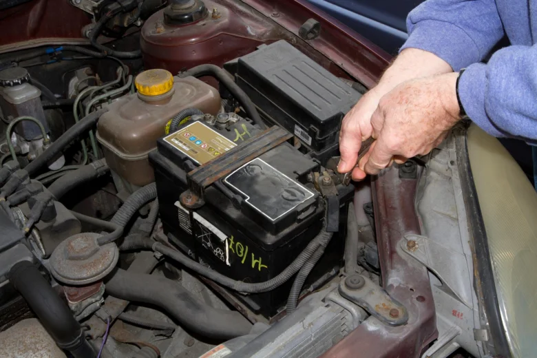 Ruční odpojení záporného pólu autobaterie v motorovém prostoru.