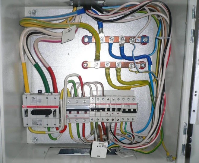 Elektrická rozvaděč s fázemi L, nulou N a zemnicím vodičem v elektroinstalaci