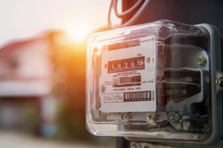 Blízký záběr na elektroměru s viditelnými číslicemi.