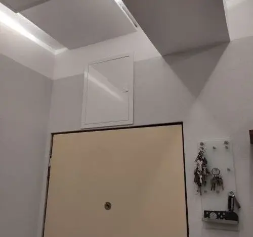 Skrytý elektrický panel nad dveřmi v interiéru