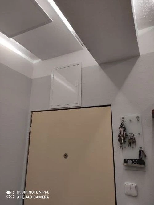 Skrytý elektrický panel nad dveřmi v interiéru