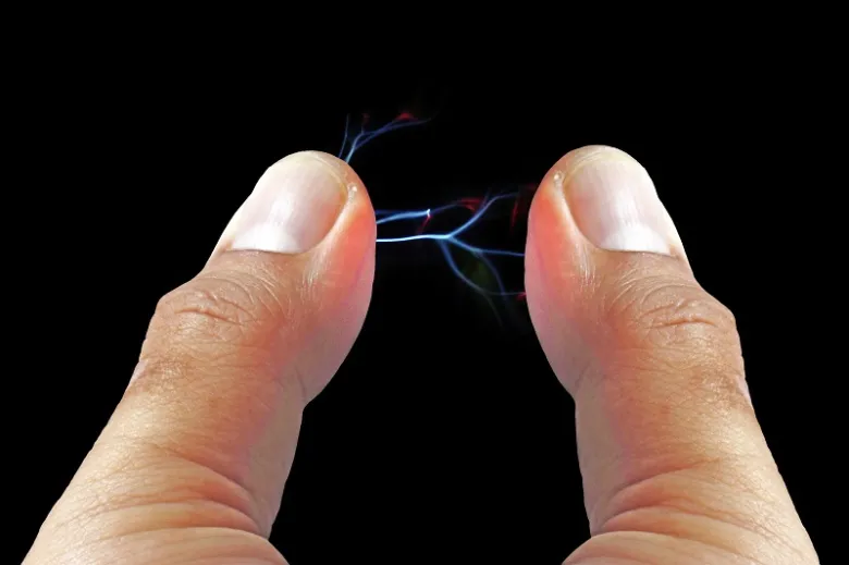Viditelný elektrický výboj mezi dvěma prsty ukazující statiku.