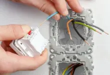 Ruční instalace elektrického spínače s připojením vodičů.