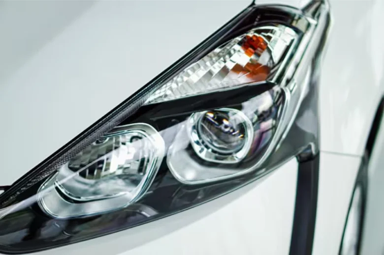 Detailní pohled na světloměr automobilu s denním světlem.