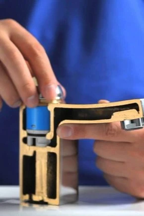 Průřez sprchovou baterií s viditelným vnitřním mechanismem.