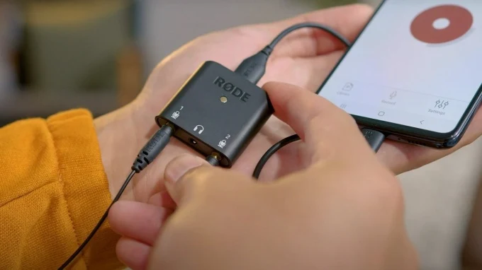 Připojení externího mikrofonu k telefonu pomocí adaptéru pro nahrávání.