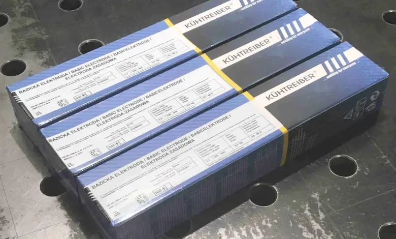Tři krabice základních elektrod s nápisem v češtině na kovové ploše.