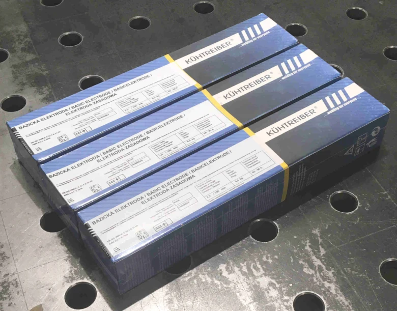 Tři krabice základních elektrod s nápisem v češtině na kovové ploše.