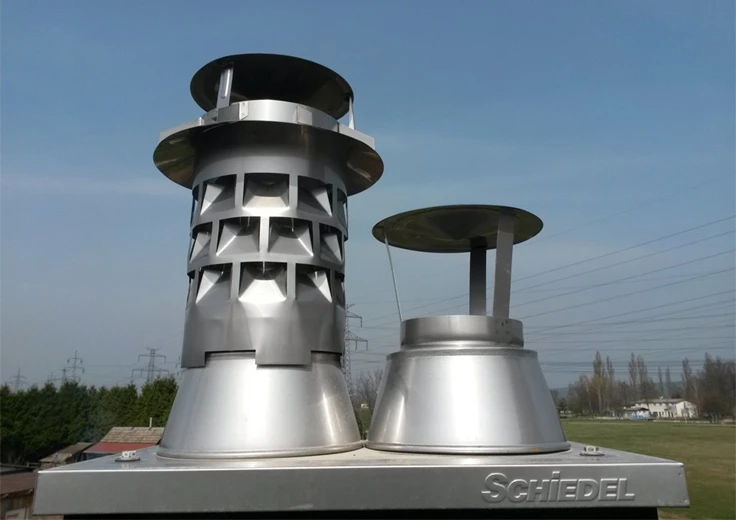 Ocelové komínové ventilační systémy značky Schiedel na střeše.
