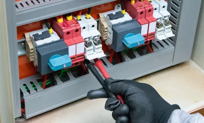 Ruční měření jističů v elektrickém rozvaděči