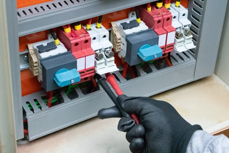 Ruční měření jističů v elektrickém rozvaděči