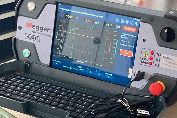 Megger měřič izolačního odporu při testování kabelu