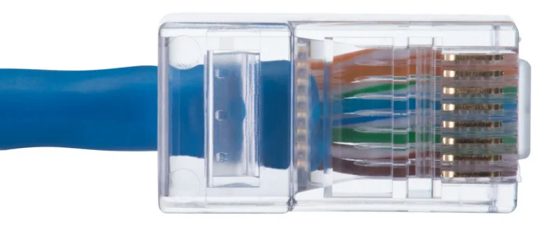 Modrý síťový kabel s konektorem RJ45 ukázka vnitřního zapojení