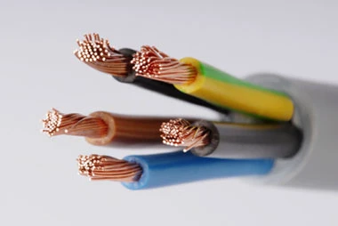 Příčný řez elektrickým kabelem s barevnými vodiči
