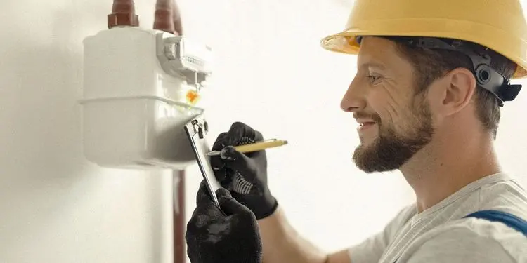 Elektrikář měří spotřebu elektřiny na elektrickém odběrovom.