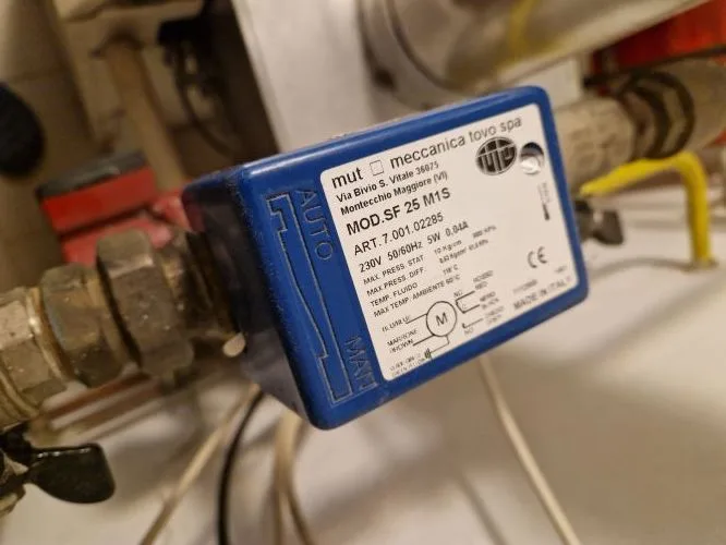 Modul pro třícestný ventil na potrubí v technické místnosti.
