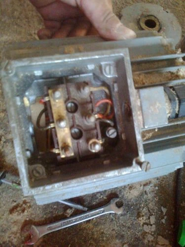 Spálený terminál elektromotoru s poškozenými kontakty.