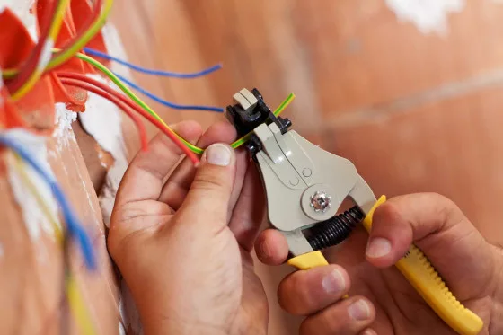 Ruční nástroj pro stříhání vodičů v elektrickém rozvaděči.