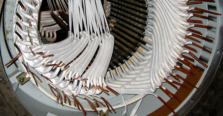 Vnitřní vinutí elektromotoru s měděnými vodiči a izolací.