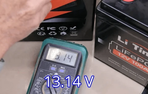 Multimetr měří napětí baterie při testování kapacity.