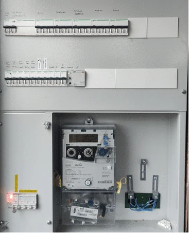Otevřená elektrická rozvaděč s pojistkami pro domácí instalaci.