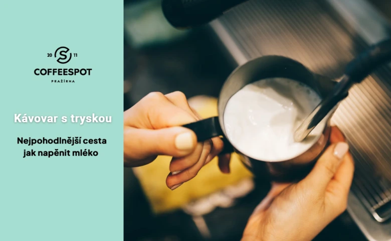 Ruce napěňují mléko v kávovaru pomocí páry.