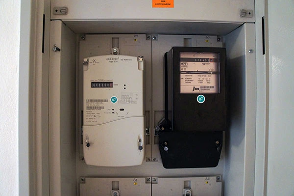 Elektrický rozvaděč s měřidly a jističi pro připojení