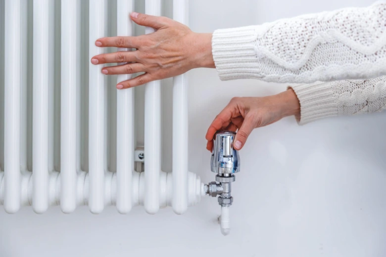Ruční úprava ventilátoru na radiátoru pro vypouštění vody.