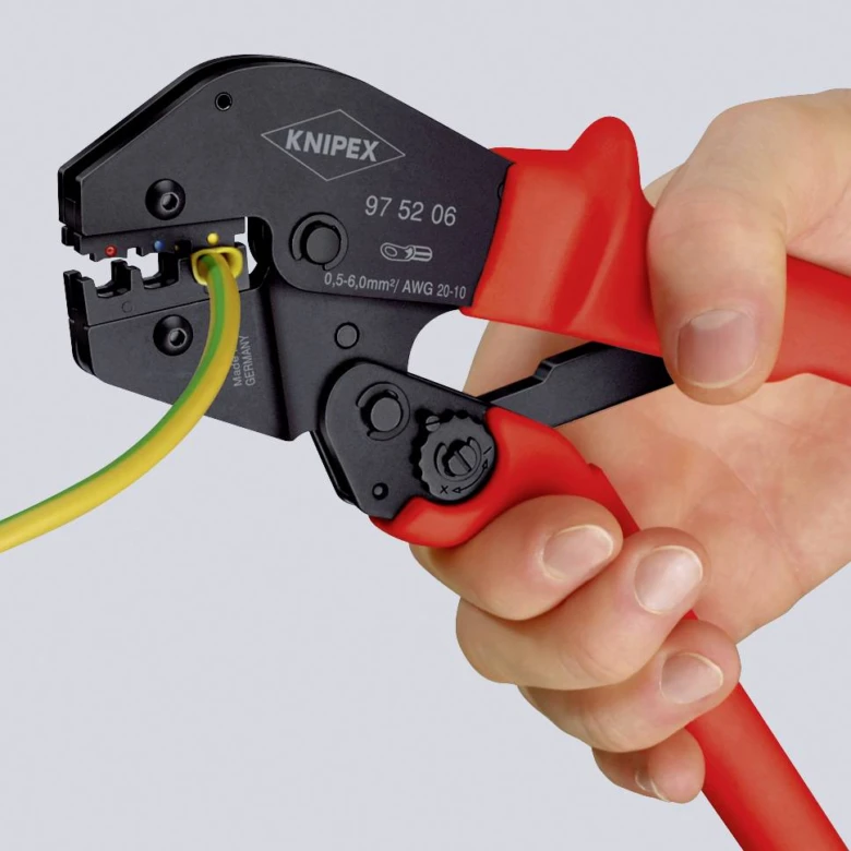 Ruční nástroj na stahování izolace z elektrického kabelu.