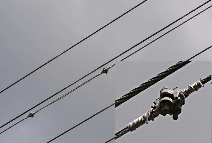 Foto spojení dvou elektrických kabelů pomocí kovových spojovacích prvků
