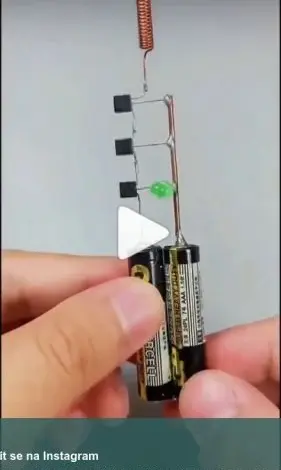 Základní elektrický obvod s bateriemi, diodou a cívkou pro demonstrační účely.