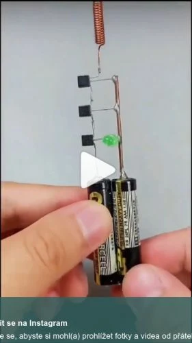 Základní elektrický obvod s bateriemi, diodou a cívkou pro demonstrační účely.