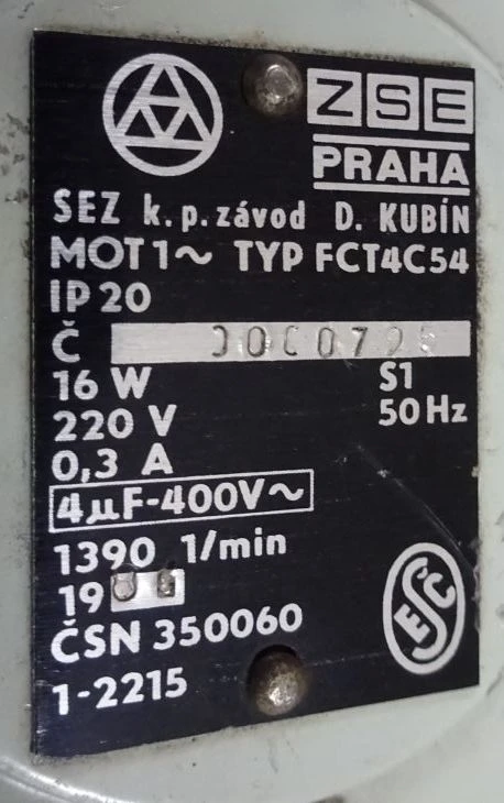 Štítek s technickými údaji pro připojení jednofázového elektromotoru.