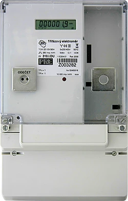 Bílý elektroměr s displejem ukazujícím čísla pro interpretaci.