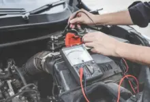 Měření vnitřního odporu automobilové baterie multimetrem pod kapotou