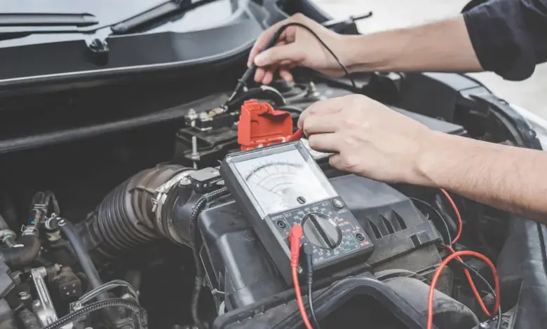 Měření vnitřního odporu automobilové baterie multimetrem pod kapotou