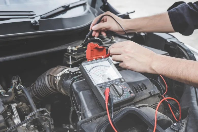 Měření vnitřního odporu automobilové baterie multimetrem pod kapotou