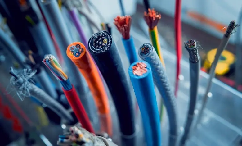 Různé odříznuté elektrické kabely s viditelnými měděnými vodiči.