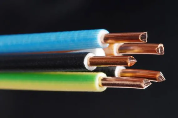 Průřez měděnými vodiči s barevnou izolací pro výpočet odporu.