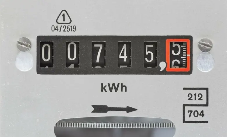 Blízký záběr na elektroměr s červeným indikátorem pro desetinné číslo.