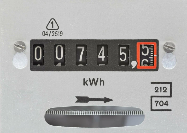Blízký záběr na elektroměr s červeným indikátorem pro desetinné číslo.
