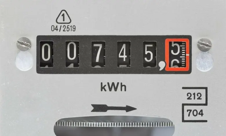 Fotografie elektroměru s čitelným číslováním v kilowatthodinách.
