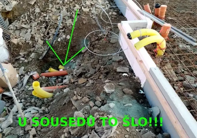 Fotografie výkopu s kanalizačními potrubími pro instalaci.