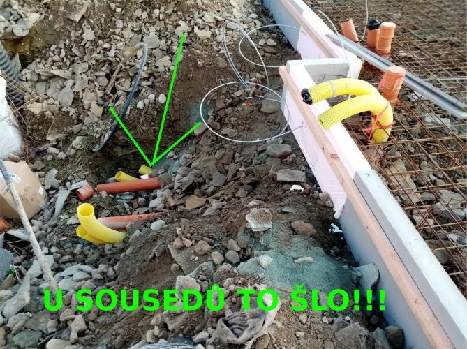 Fotografie výkopu s kanalizačními potrubími pro instalaci.